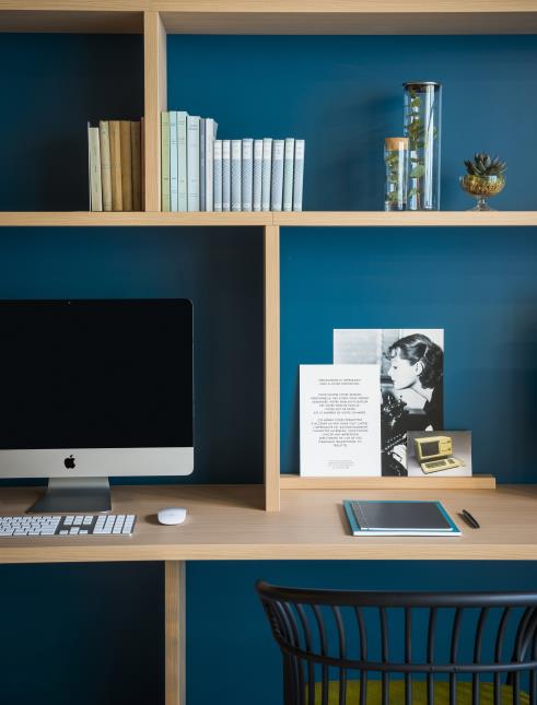 L'hôtel s'adapte aux besoins et se fait bureau. Comme ici, dans le salon 'Club' de l'hôtel Okko à Nantes.