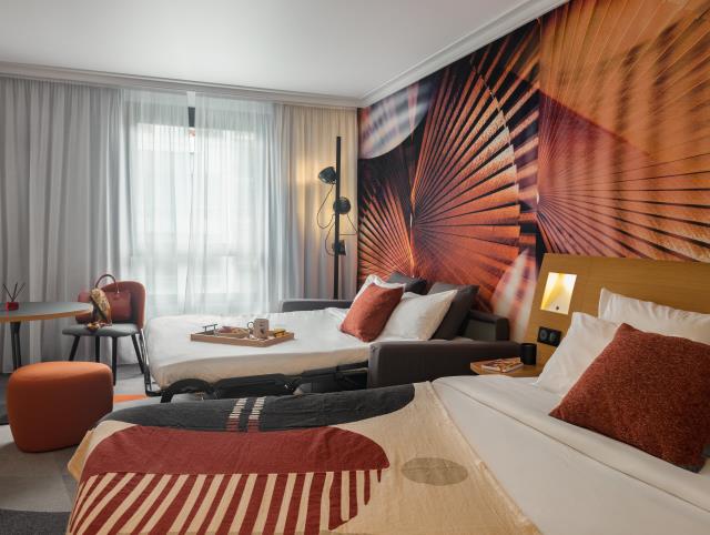 Des tons chaleureux ont été privilégiés pour les chambres de l'l'hôtel Novotel Paris Vaugirard Montparnasse .