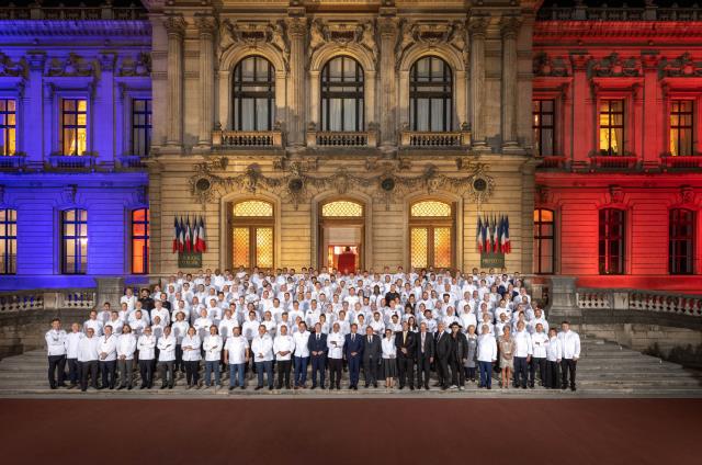 Devant l'hôtel de la Préfecture du Rhône, Emmanuel Macron, Président de la République, Olivier Ginon, Président de GL events et  plus de 300 chefs et professionnels du Food Service.