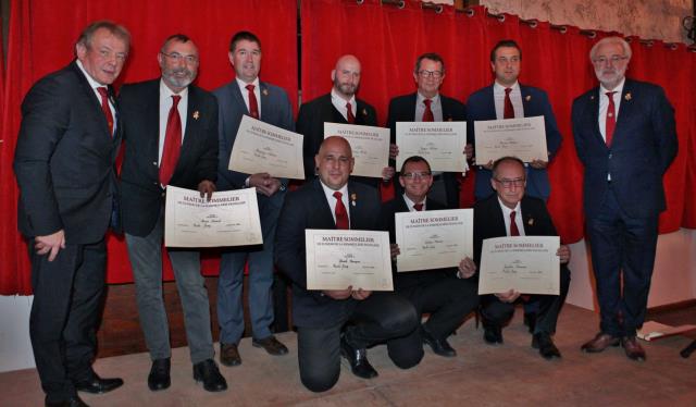 Les huit nouveaux Maîtres sommeliers de l'UDSF entourés par Jean-Luc Jamrozik, coresponsable de la commission, et Philippe Faure-Brac, président de l'UDSF.