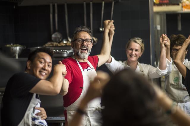 Massimo Bottura a réussi à monter 10 refettorio où les chefs viennent cuisiner gracieusement pour les plus déshérités.
