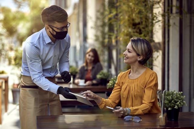 Le sourire passe par la voix. Exagérez vos intonations pour que vos mots aient un impact toujours aussi fort sur le client.