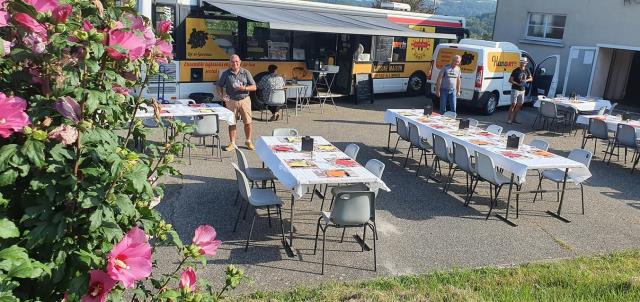 Le Hang'Art Bus s'arrête dans de petites communes, pour créer du lien social à travers une restauration accessible.