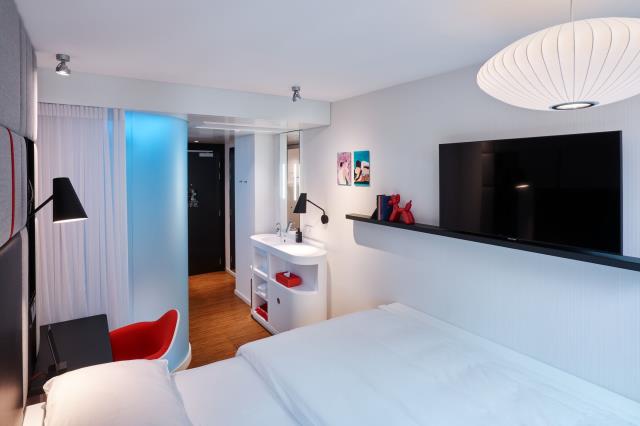 Une chambre du CitizenM Champs-Élysées.