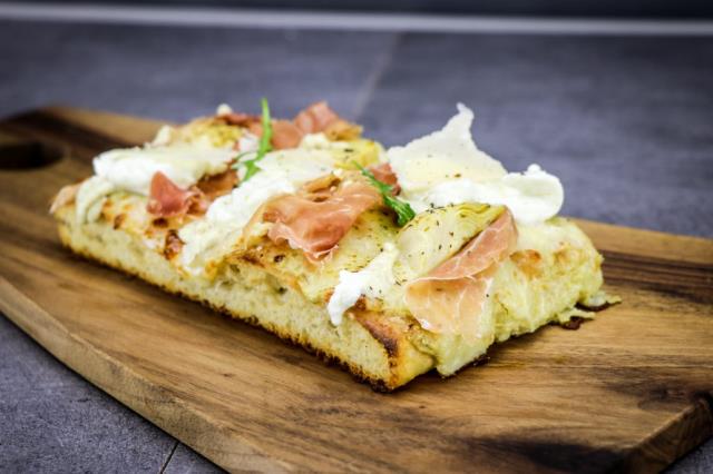 Più Più propose des pizzas à la part, des focaccias, des piadine, des panini et des planches apéritives.
