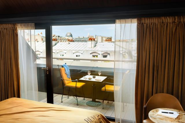 Chambre avec terrasse et vue sur les toits de Paris depuis une chambre Deluxe de l'hôtel Madame Rêve.
