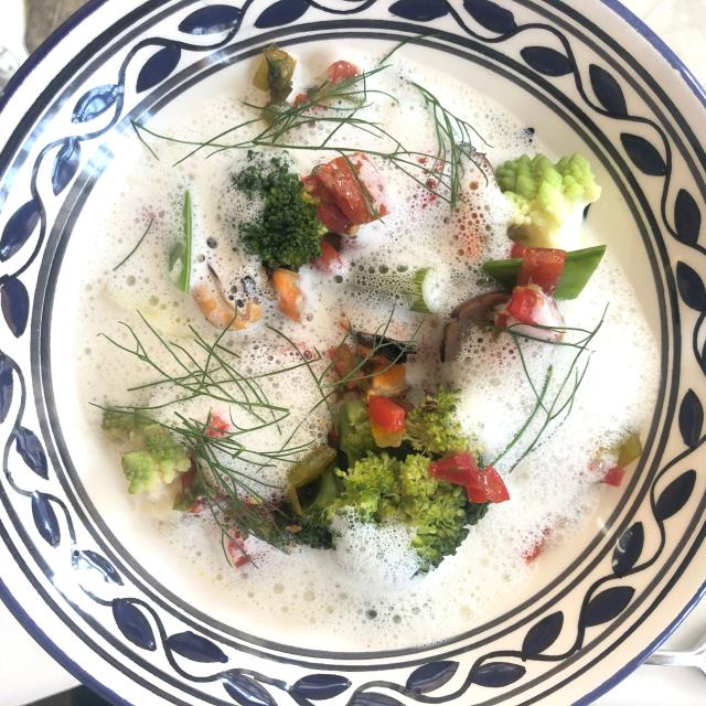 Moules Giol, légumes du champ, bouillon coco-citronelle, curry vert,  un plat proposé par Arnaud Tabarec au restaurant Beam ! à Toulon