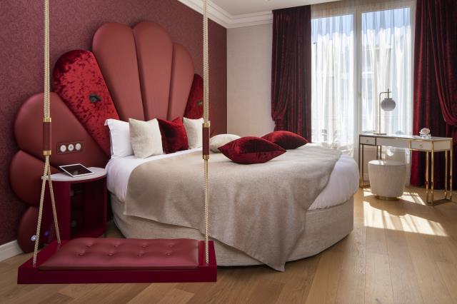 Lit rond en forme de pétale, balançoire et couleurs chaudes pour les chambres Passion.