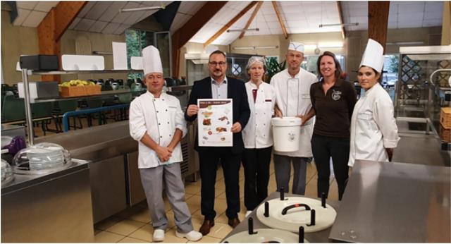 De gauche à droite : Laurent Duhaupas Chef gérant, Alain Veni Attaché de gestion,  Sandrine Menan cuisinière, Stéphane Leray second de cuisine, Anne-Sophie Bréhin Co-fondateur Les Pieds sur Terre, Elisabeth Houdayer second de cuisine