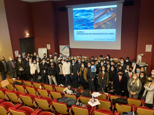 professionnels de la pêche, chefs cuisiniers et élèves du lycée hôtelier