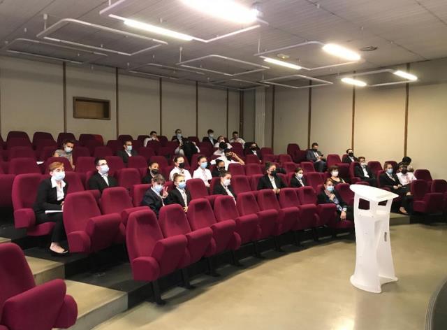 La classe de mise à niveau dans l'amphithéâtre