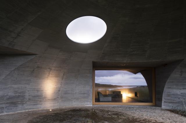 L'hôtel est percé de puis de lumière