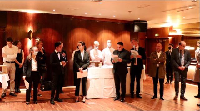 Participants du laboratoire soutenus par (de gauche à droite) Audrey Pellois DRH Bertrand Restauration, Nolwen Gouhir Collège culinaire de France, Roberto Ghin, Proviseur de G. Tirel, Antoine Destres Directeur de l'Académie de Paris, Lilian Combourieu, DG