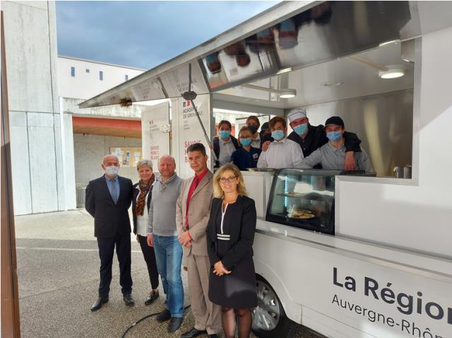 Virginie Petitjean, proviseure du lycée polyvalent St Exupéry, Monsieur Monteil, Principal du collège St Exupéry, le principal Adjoint, Monsieur Alexandre, Corinne Robert, DDFPT et le professeur de service Monsieur Muylaert. Dans le Food Truck des 1ère Ba