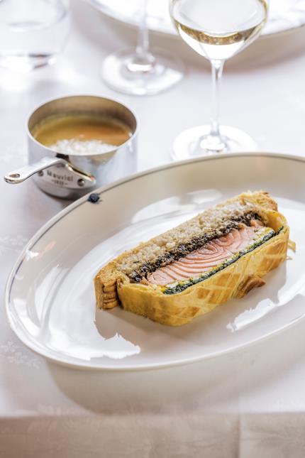 Le coulibiac au beurre blanc est l'un des plats les plus prisés de Maison Russe, à Paris (XVIe).