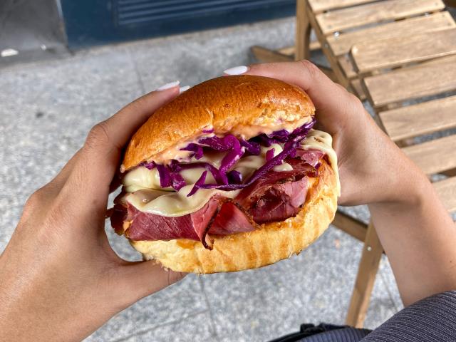 Au Silo Café, les sandwichs font le tour du monde des saveurs. Du boeuf bourguignon au pastrami (en photo).