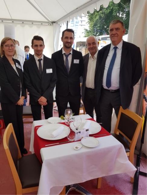 Mme Chadourne formatrice en restaurant à l'UFA Jean Monnet, M Chadelas Proviseur du lycée Jean Monnet, M Guillout, Président de l'UMIH 87, 2 apprentis en restaurant de l'UFA Jean Monnet