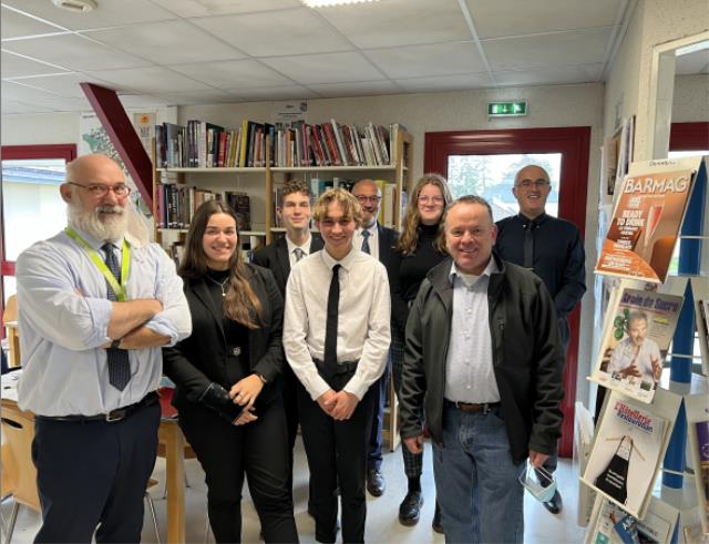 Olivier Boulais au CDI du lycée (devant près du présentoir) en compagnie de quelques élèves et de quelques professeurs.