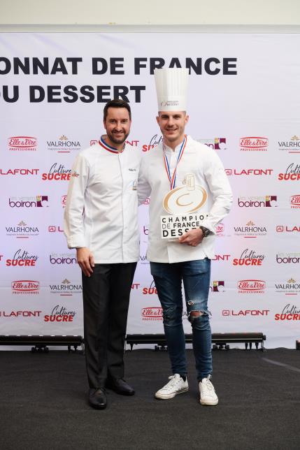 Philippe Mille, président du concours et Pierre-Jean Quinonero, champion de France du dessert 2021, catégorie professionnels.
