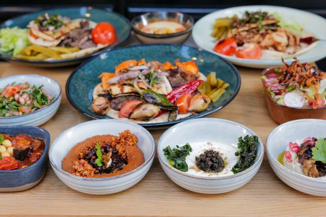 Alan Geaam propose une sélection de mezzés  : houmous, baba ganoush, taboulé, etc.