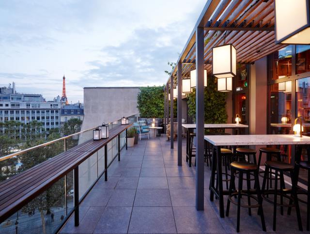 Le rooftop du CitizenM Champs-Élysées.