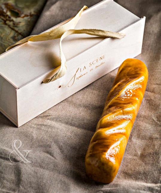 Après avoir rencontré Roland Feuillas, fondateur des Maîtres de mon Moulin, Stéphanie Le Quellec et Pierre Chirac lui rendent hommage avec leur bûche Épi d'Hiver.