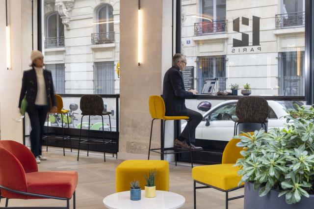 Lobby ouvert sur la vie de la ville au 12, qui vient d'ouvrir dans le VIIIe arrondissement de Paris.