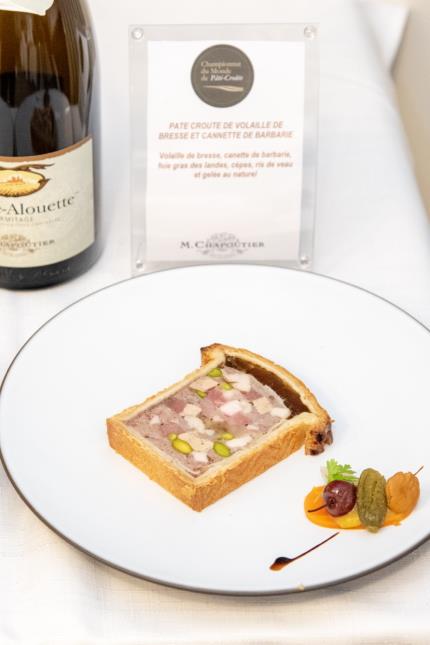 Le paté en croute du vainqueur : volaille de Bresse et cannette de Barbarie, composé de foie gras des Landes, de cèpes, de ris de veau et d'une gelée au naturel.