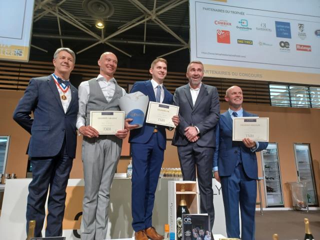 Sur le podium : 1er Corentin Gallene (trophée d'or), 2e Andy de Brouwer (trophée argent) et 3e, Emmanuel Klein (trophée bronze), aux côtés de Denis Férault, président du Trophée des maîtres d'hôtel, et le chef étoilé Serge Schaal, parrain de cette édition