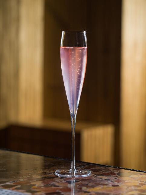 Le Raisin Rose au Limbar, le bar du Cheval Blanc Paris. Servi tel un champagne rosé, il est sans alcool