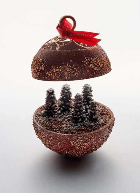Festive, la bûche en forme de boule de Noël, est la collaboration de Jean Imbert, directeur de la restauration, Angelo Musa, MOF et champion du monde de la pâtisserie, et Élisabeth Hot, chef pâtissier.