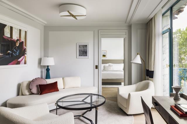 Des oeuvres d'art sont accrochées dans toutes les chambres du Kimpton St Honoré Paris, comme dans cette suite Collection.