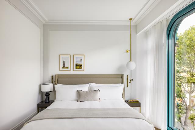Une suite Collection, avec sa grande baie vitrée donnant sur le boulevard des Capucines.