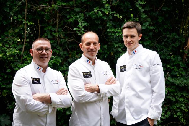 Davy Tissot entouré de son coach officiel, Yohann Chapuis (à gauche), chef étoilé du restaurant Greuze à Tournus (Saône-et-Loire), et de son commis officiel Arthur Debray.