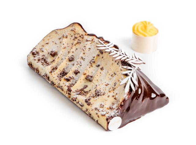 La bûche signature de Lenôtre réalisée par Jean-Christophe Jeanson, chef pâtissier, et Guy Krenzer, directeur du service création : en balade sur la montagne Sainte-Victoire.