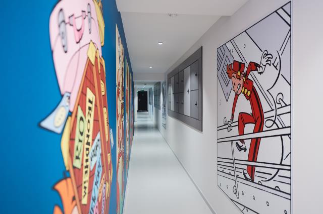 Dans le couloir menant à la bagagerie, Spirou veille !