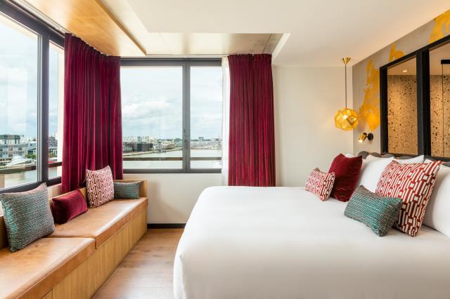 Dans les chambres 'corners', de larges baies permettent de profiter de la vue, même depuis le lit.