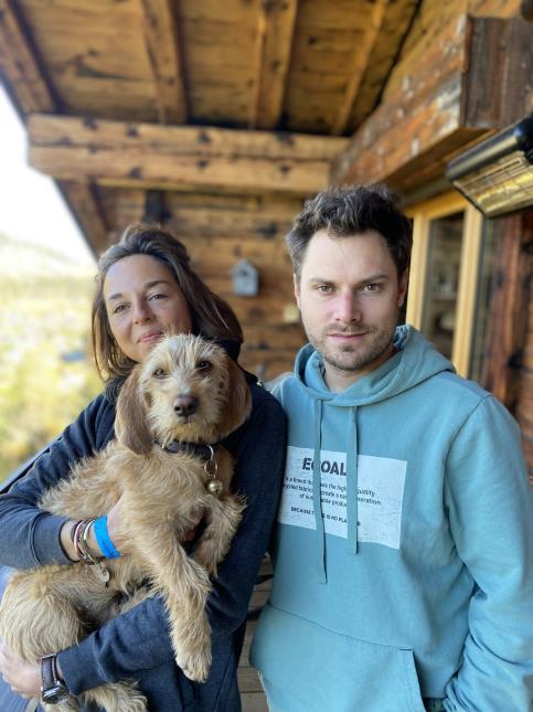 Sonia Torland, Julien Gatillon et Serge, leur chien, ont trouvé le bonheur 'Chez Nous'