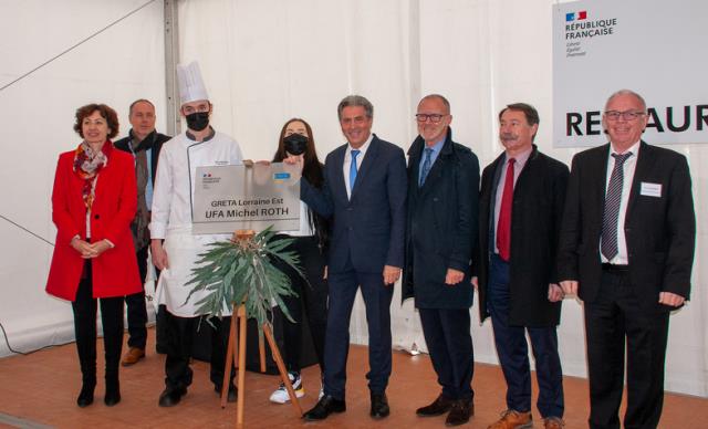 Michel Roth entouré de professionnels des métiers de la bouche du secteur de Moselle Est et de personnalités locales.