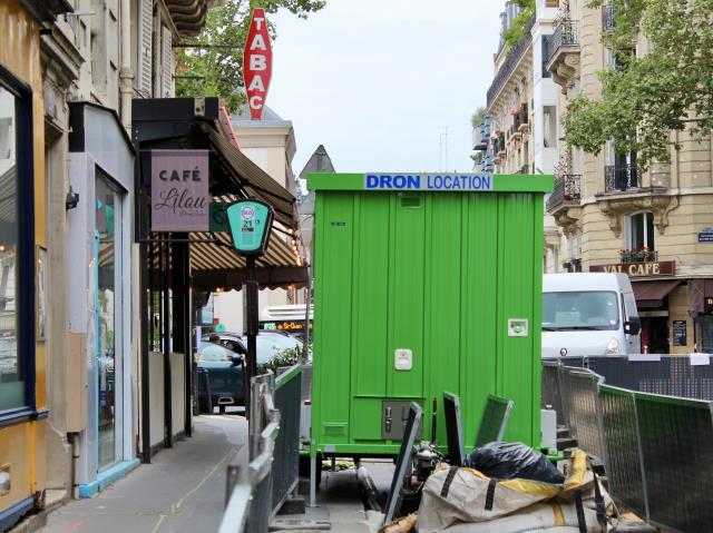 Un Algeco déplacé pour dégager la vue du Café Lilou, rue Berthollet, à Paris (Ve).