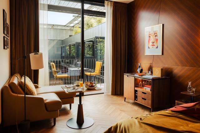 Chambre exécutive avec vue sur le patio arboré de l'hôtel Madame Rêve.