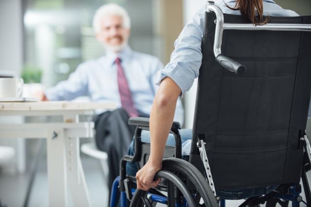 Embaucher un travailleur handicapé nécessite de bien préparer en amont son arrivée pour lui donner toutes les chances de bien s'intégrer dans les équipes au travail