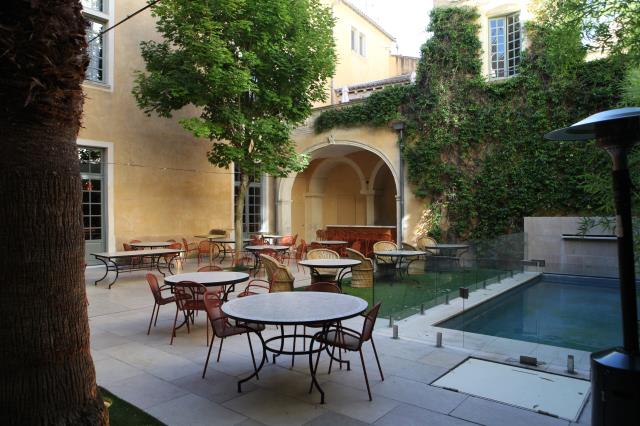 En coeur de ville l'Hôtel Chouleur Margaret offre une très grande terrasse au restaurant et même une piscine.