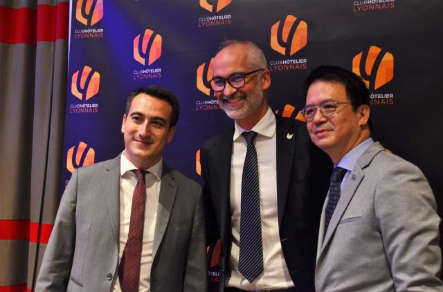 De gauche à droite : Rémi Martignago, directeur général du Mercure Lyon centre Beaux-Arts et initiateur du trophée, Thomas Crochet, coprésident du CHL et directeur général du Golden Tulip Lyon Eurexpo, et Hieu To, directeur de l'hôtel Reine Astrid Lyon.