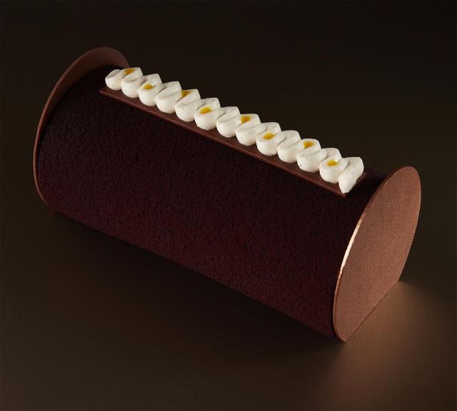 La bûche chocolat-passion de Cyril Lignac et Benoît Couvrand, l'occasion d'apporter une touche d'exotisme et de soleil à notre hiver.