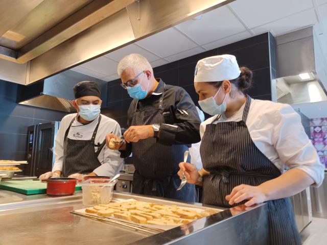 22 sessions de perfectionnement en cuisine et pâtisserie sont dispensées aux recrues pendant les Academy Weeks.