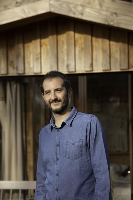 Stéphane Vincent, co-fondateur de We Go GreenR, aide les hôteliers aussi bien à se doter de panneaux solaires qu'à privilégier les circuits courts.
