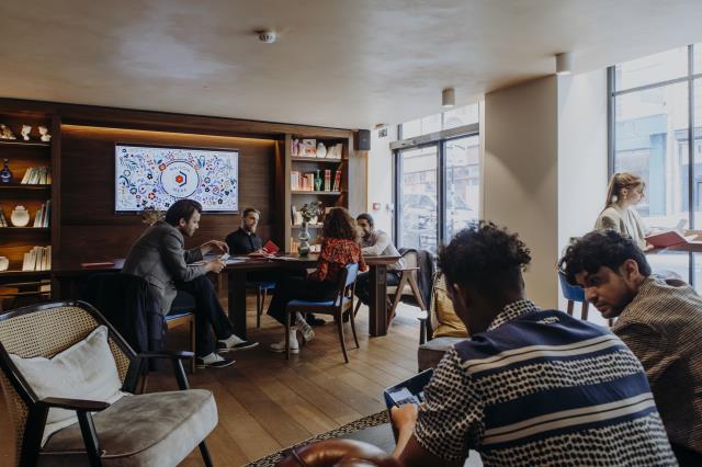 L'espace coworking de l'hôtel Maison Mère, à Paris (IXe), doté de vitrines pour inciter les locaux à entrer.