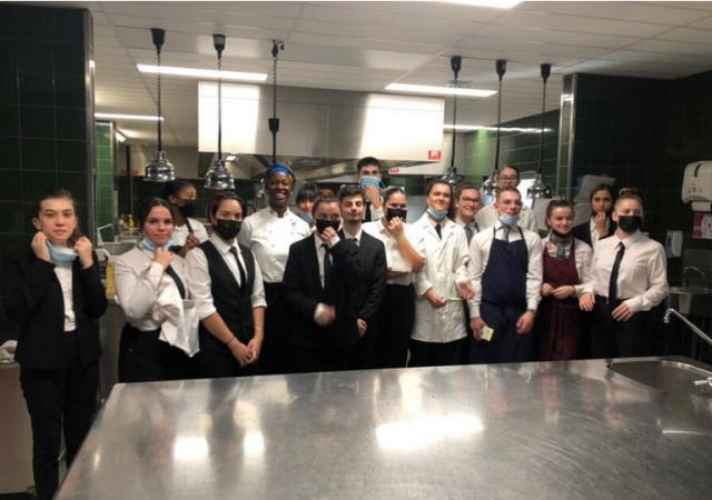 la chef Anto avec les élèves serveurs à qui elle vient d'expliquer ses plats