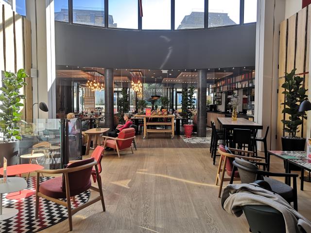 Le lobby de l'hôtel Novotel Paris Vaugirard Montparnasse mène directement au restaurant Quindici de Denny Imbroisi.